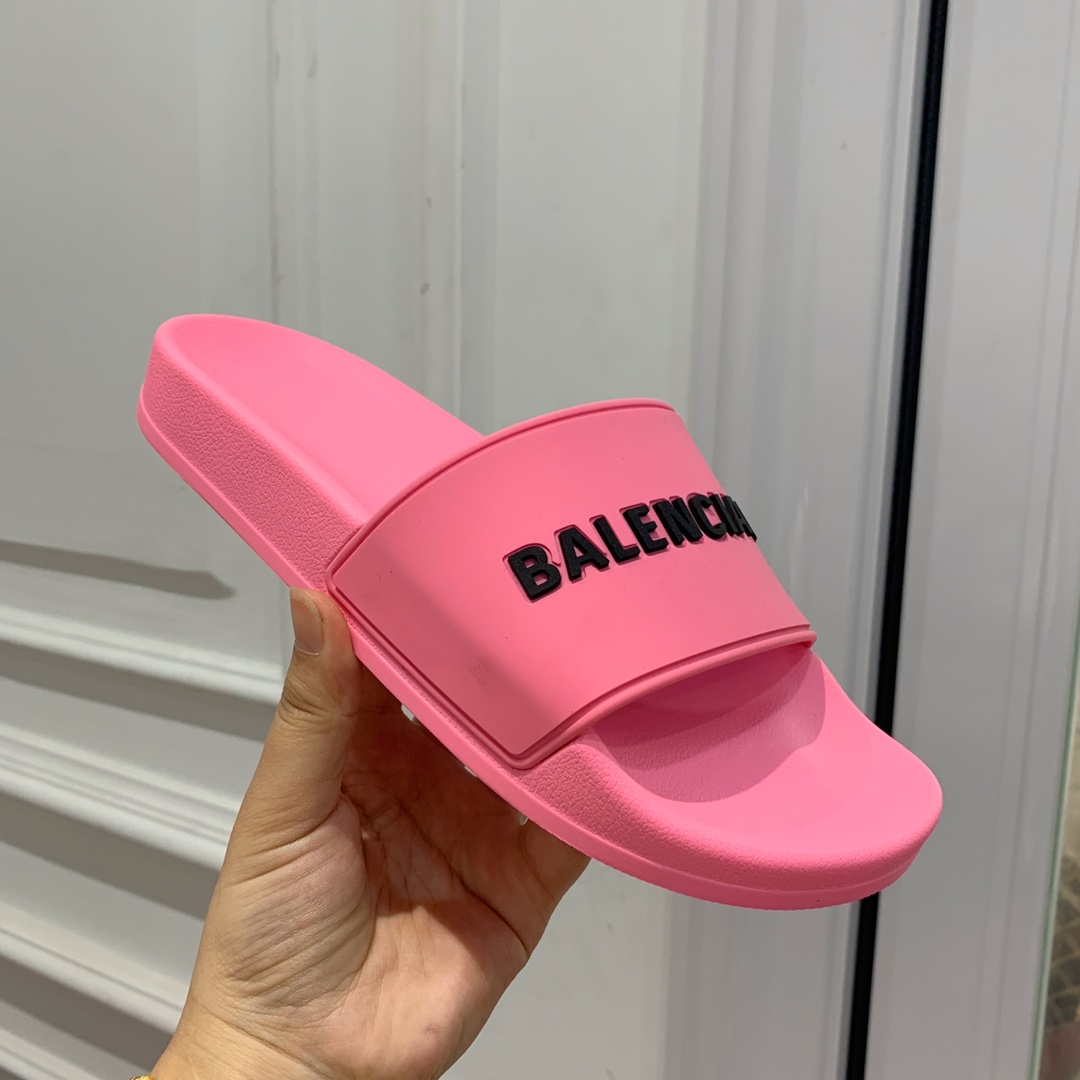 Balengiacig*经典拖鞋一比