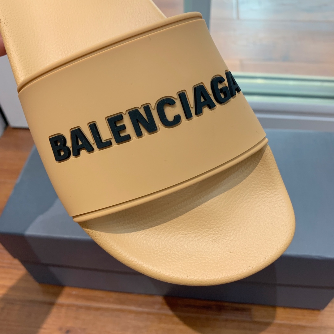 Balengiacig*经典拖鞋一比