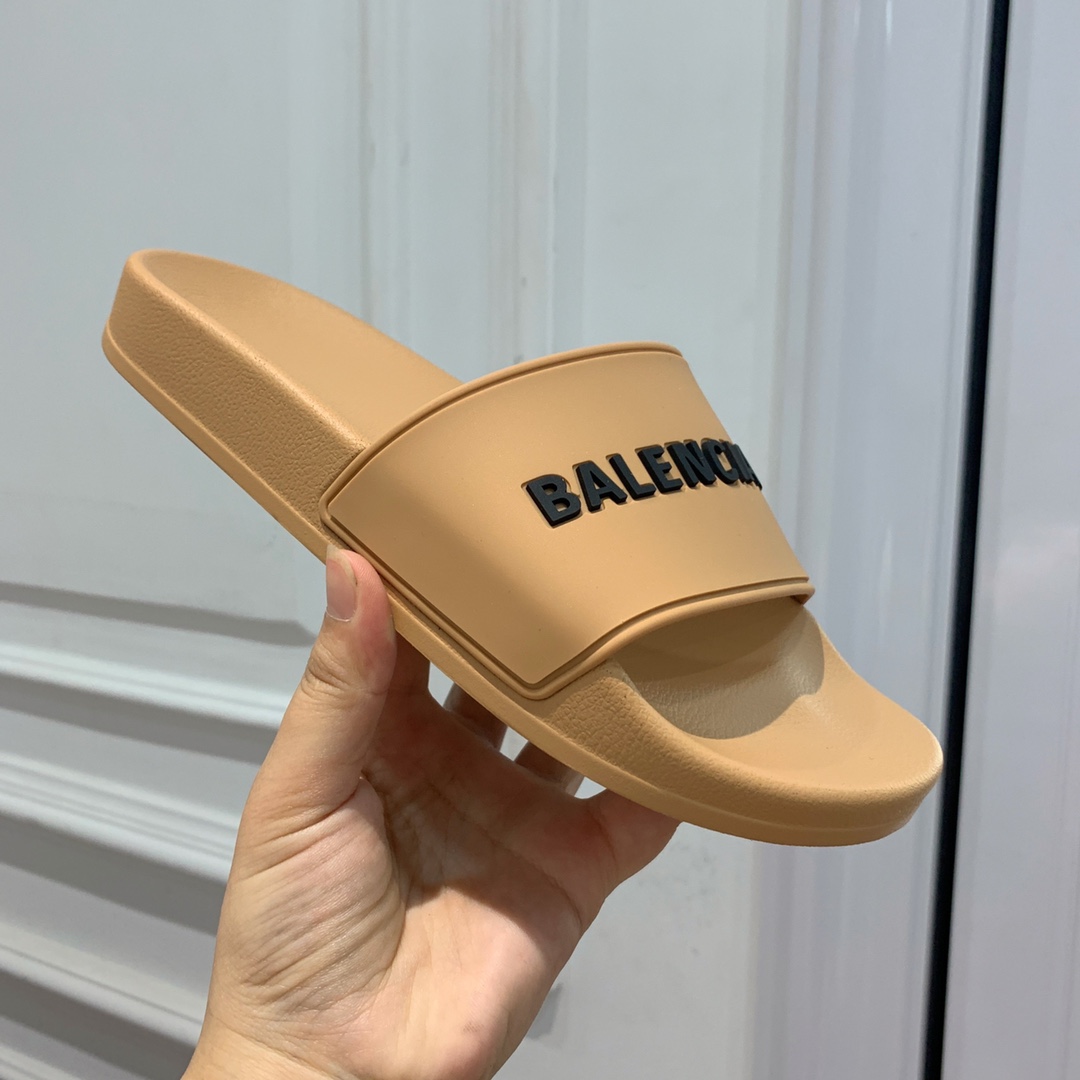 Balengiacig*经典拖鞋一比