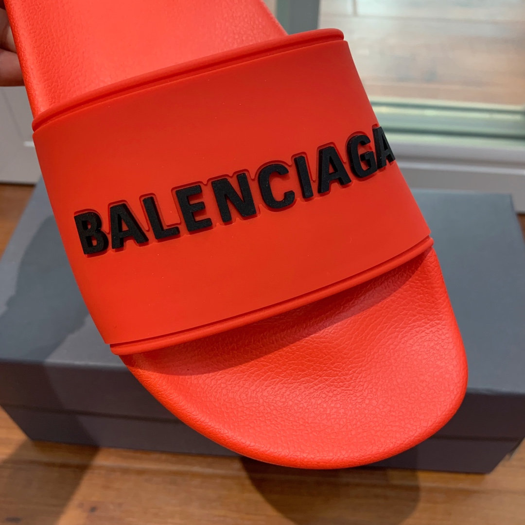 Balengiacig*经典拖鞋一比