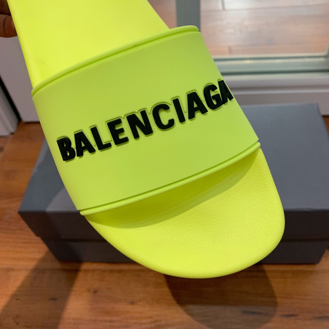 Balengiacig*经典拖鞋一比