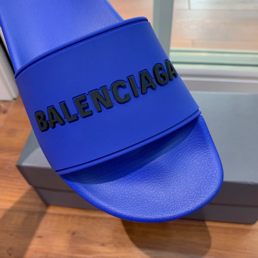 Balengiacig*经典拖鞋一比