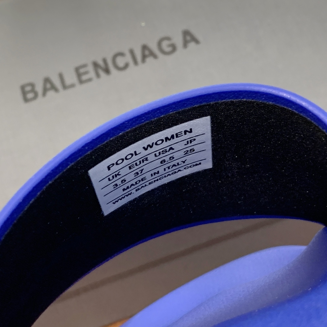 Balengiacig*经典拖鞋一比