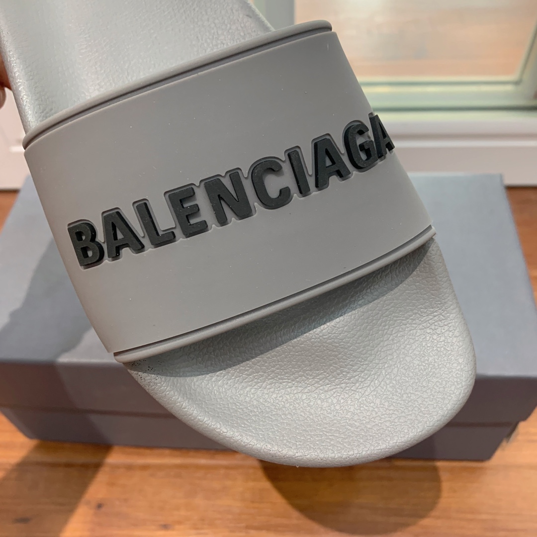 Balengiacig*经典拖鞋一比