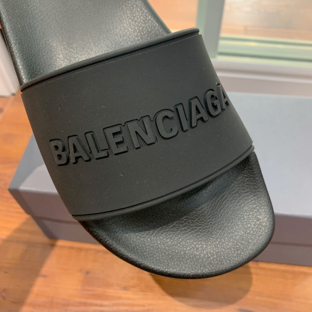 Balengiacig*经典拖鞋一比