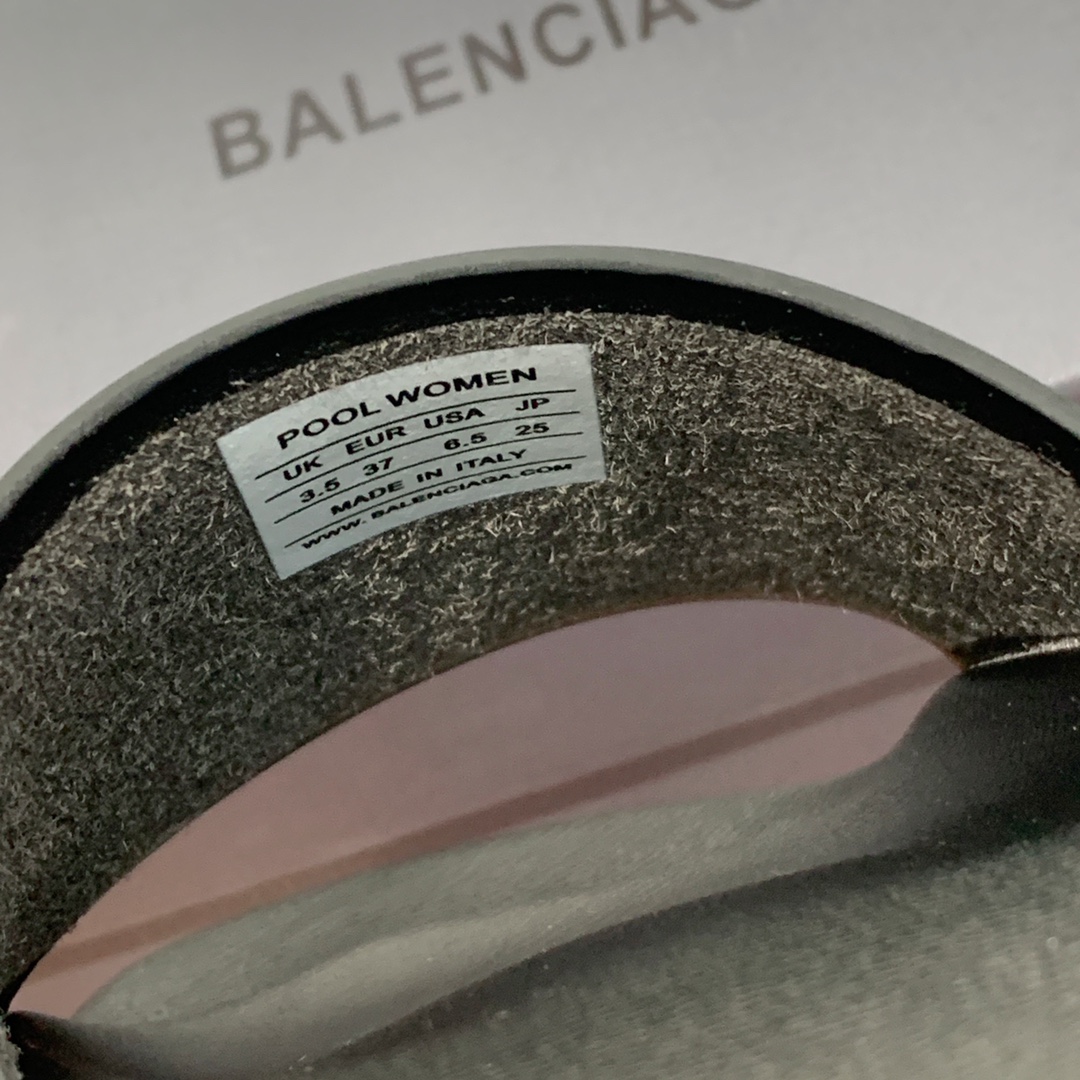 Balengiacig*经典拖鞋一比