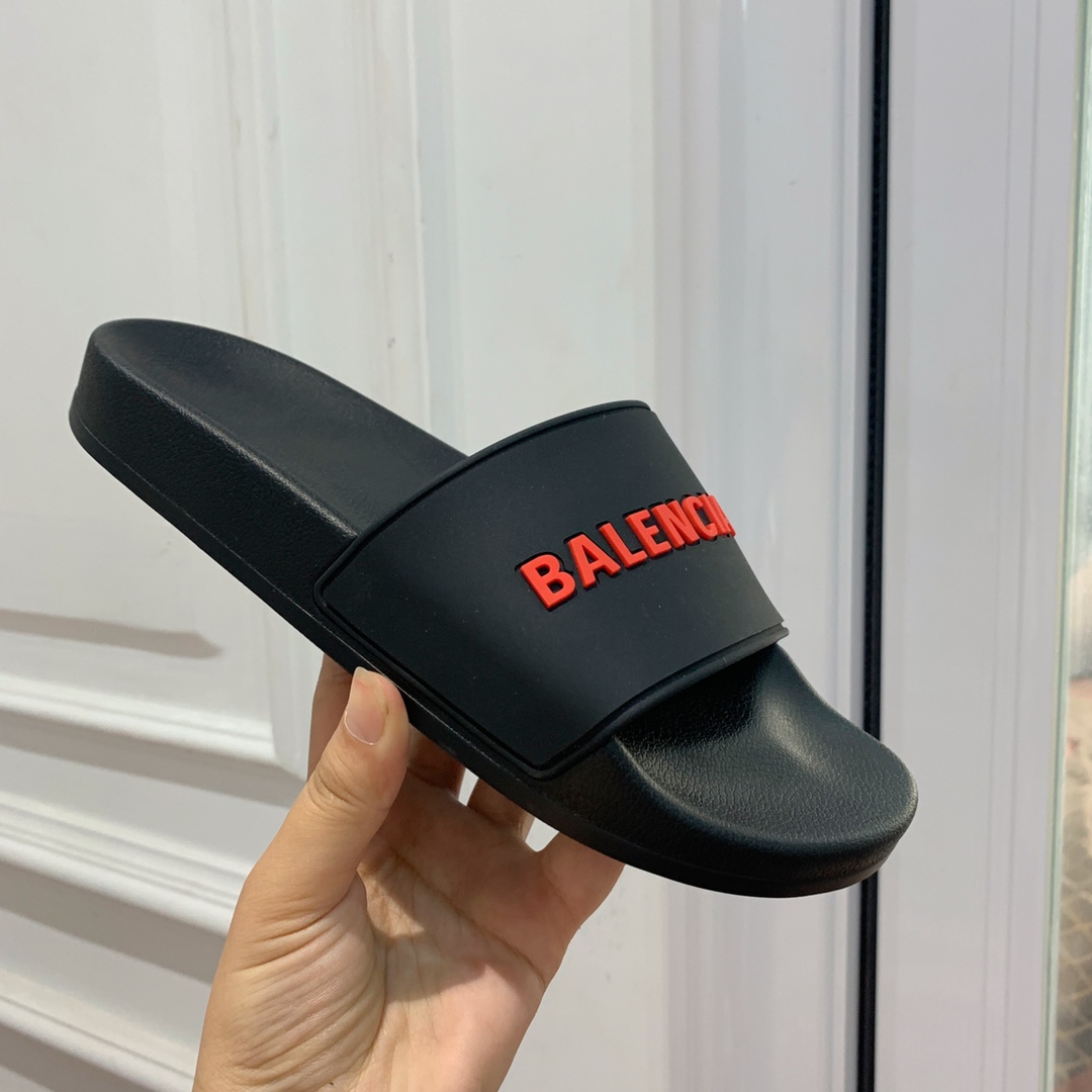 Balengiacig*经典拖鞋一比