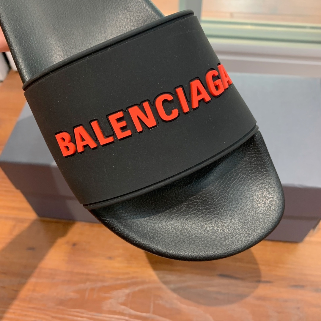 Balengiacig*经典拖鞋一比