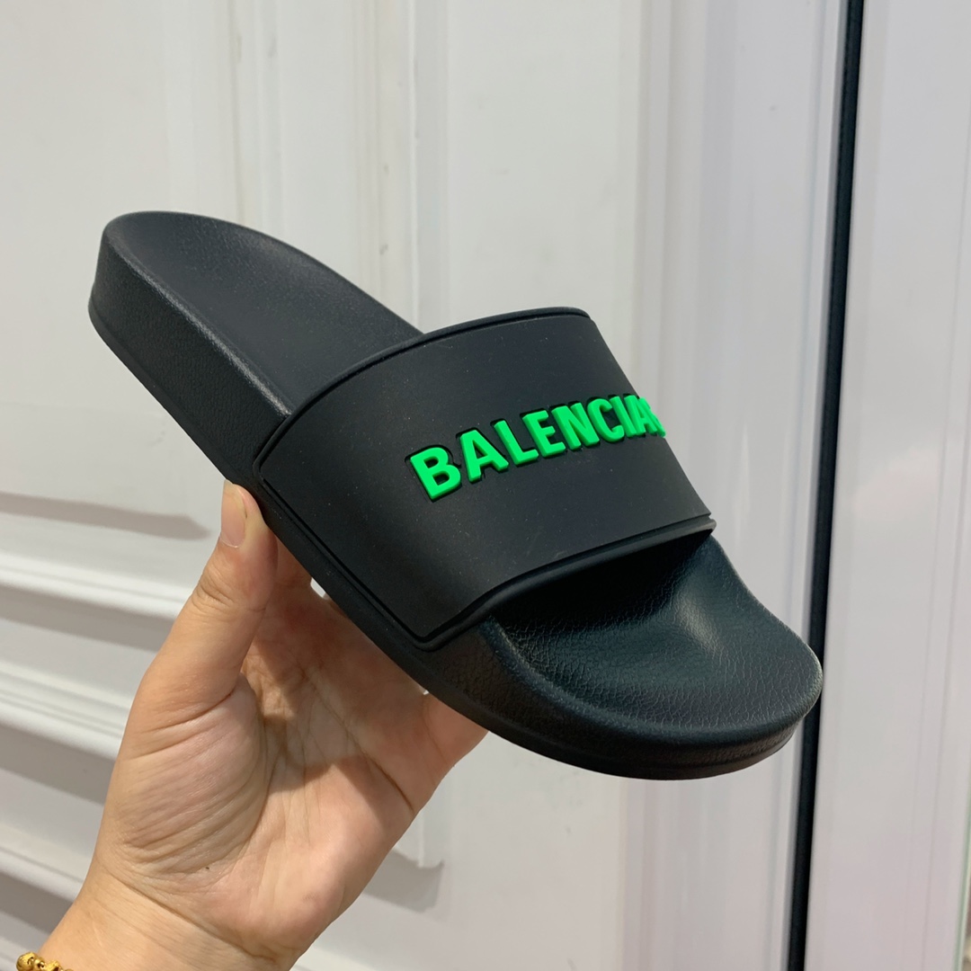 Balengiacig*经典拖鞋一比