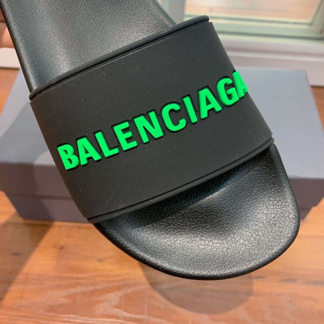 Balengiacig*经典拖鞋一比