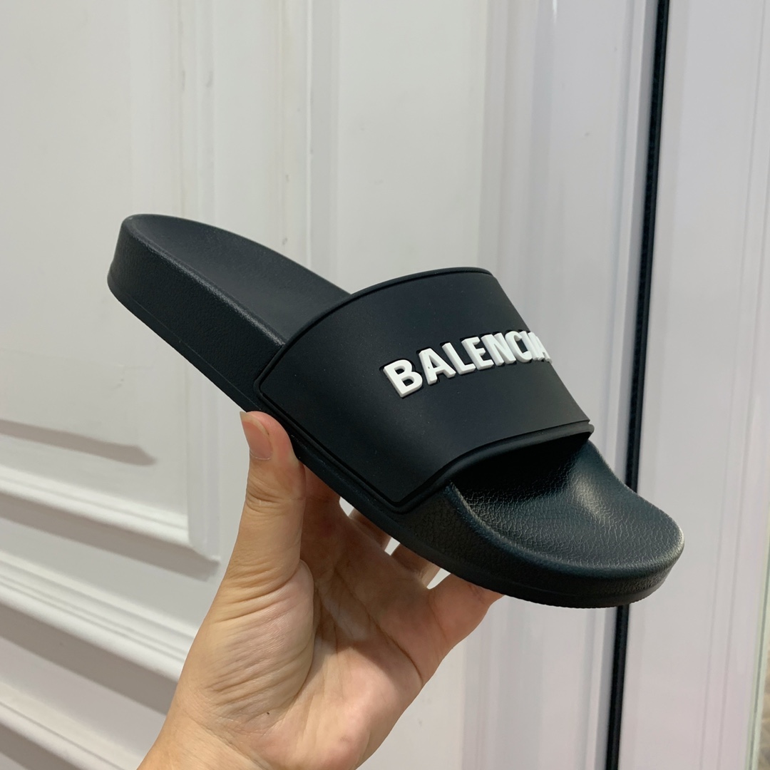 Balengiacig*经典拖鞋一比