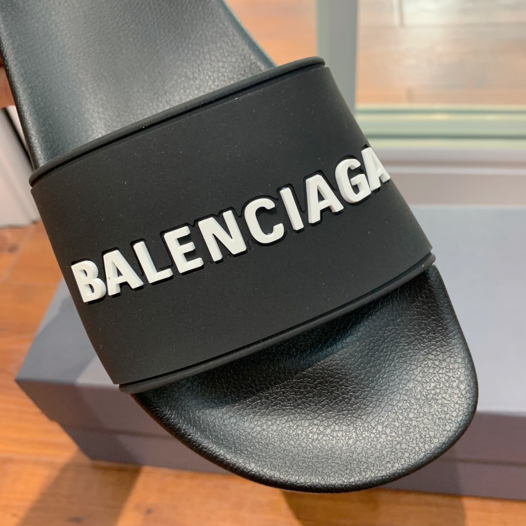 Balengiacig*经典拖鞋一比