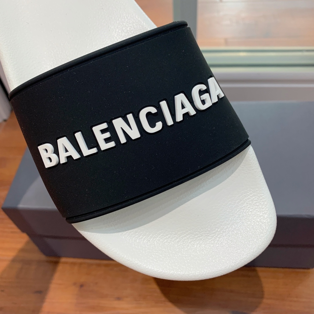 Balengiacig*经典拖鞋一比