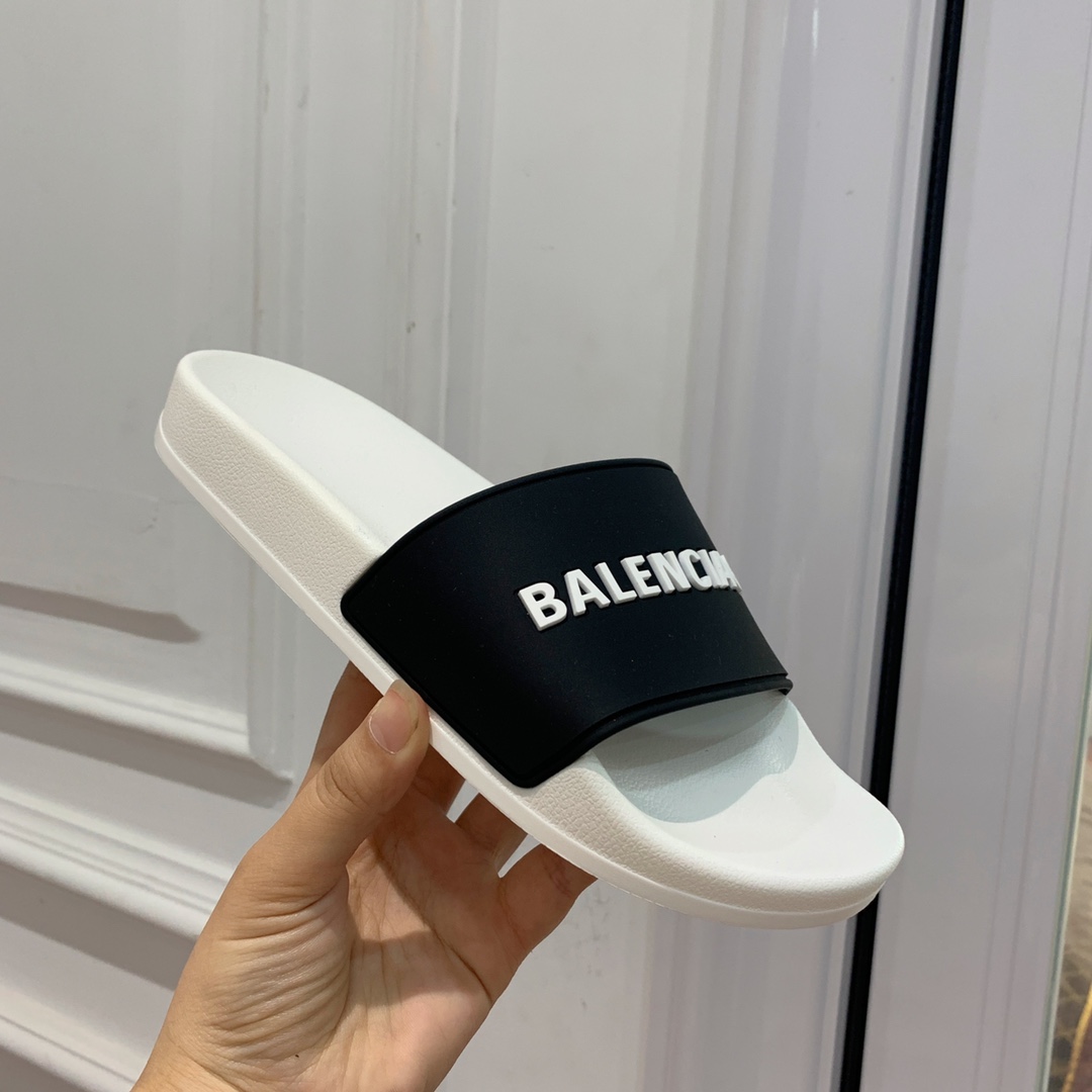 Balengiacig*经典拖鞋一比