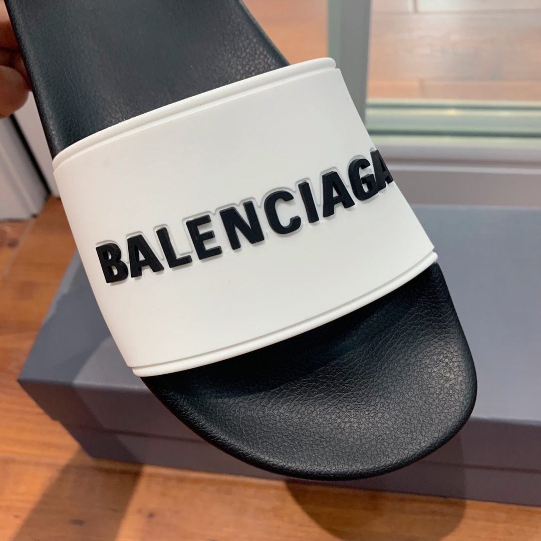 Balengiacig*经典拖鞋一比