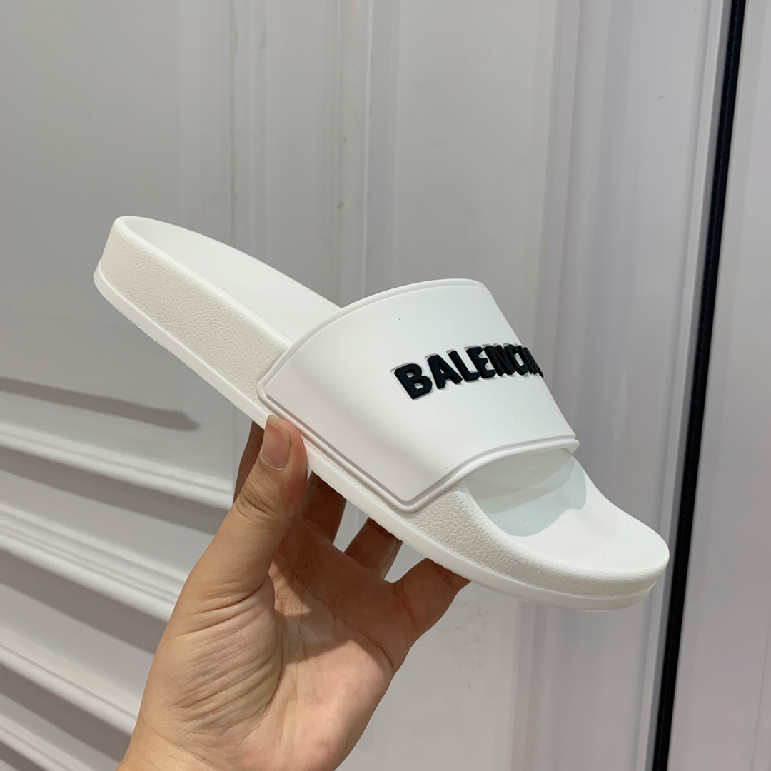 Balengiacig*经典拖鞋一比