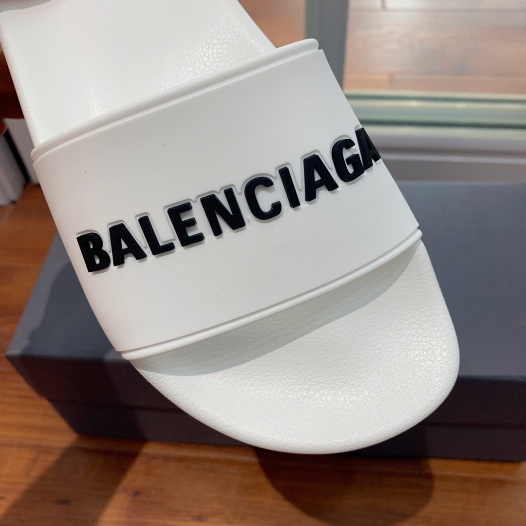 Balengiacig*经典拖鞋一比