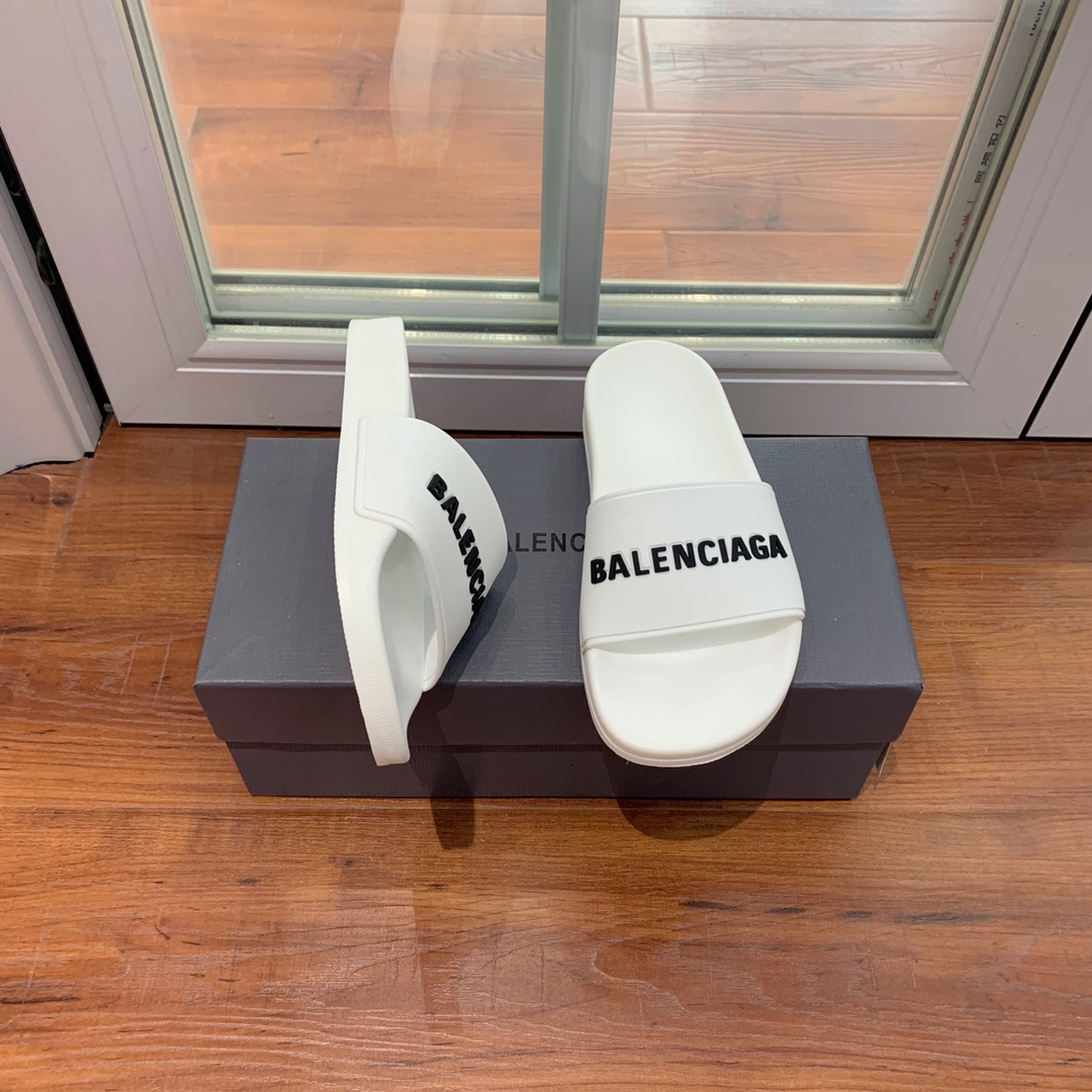 Balengiacig*经典拖鞋一比