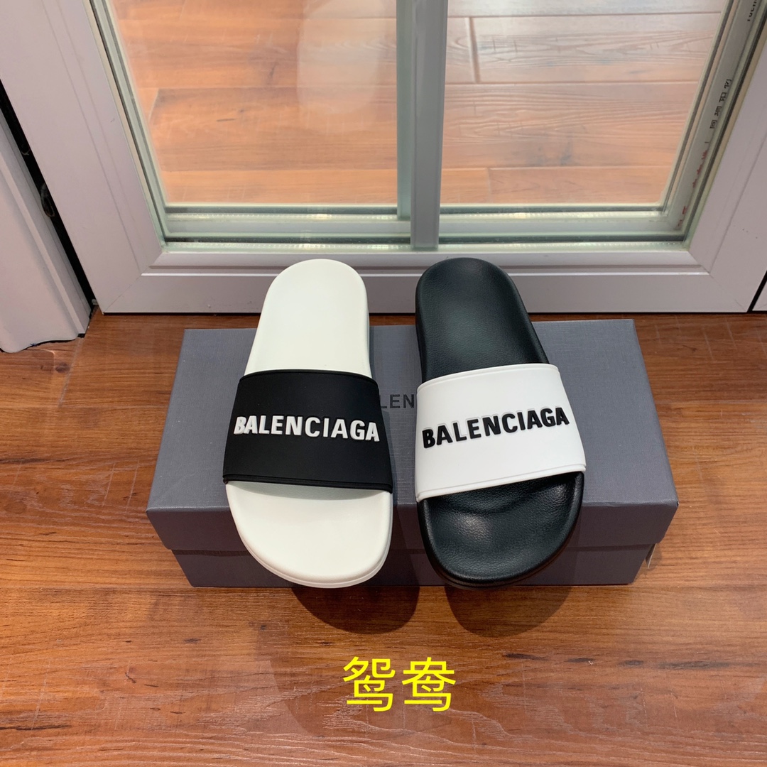 Balengiacig*经典拖鞋一比