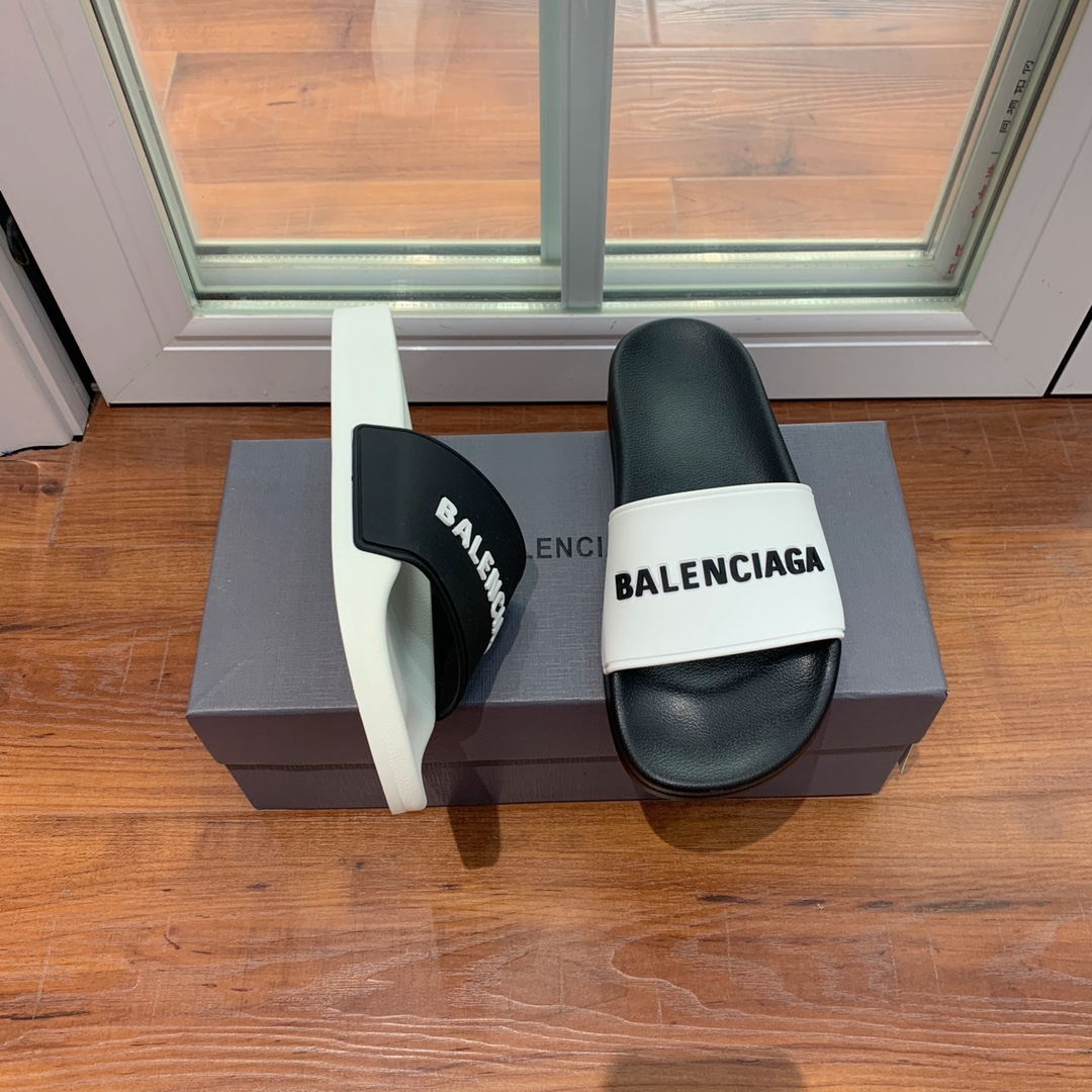 Balengiacig*经典拖鞋一比