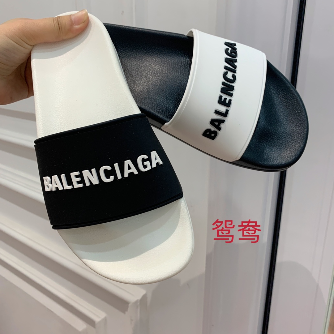 Balengiacig*经典拖鞋一比