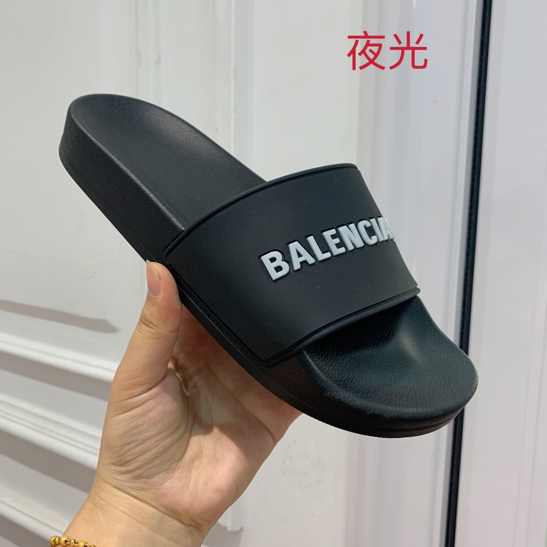 Balengiacig*经典拖鞋一比