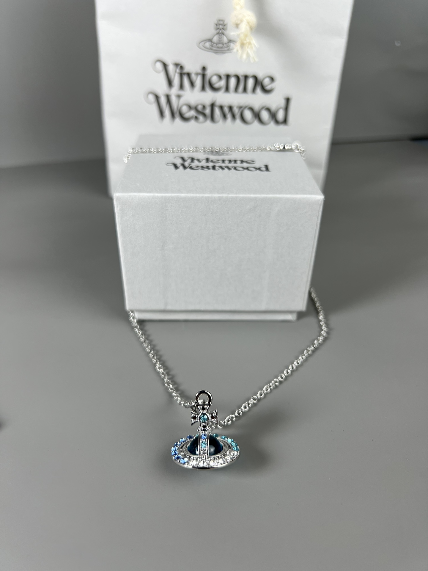 NO:102926,Vivienne Queen Mother Saturn necklace, silver-blue combination is so beautiful, a circle of small diamonds gradually changes color, the real thing is very exquisite, Queen Mother Saturn necklace, necklace19860909Vivienne 西太后土星项链, 银蓝色的搭配太美太绝了,一圈小钻渐变色,实物非常精致,西太后项链,necklace,Jewelry