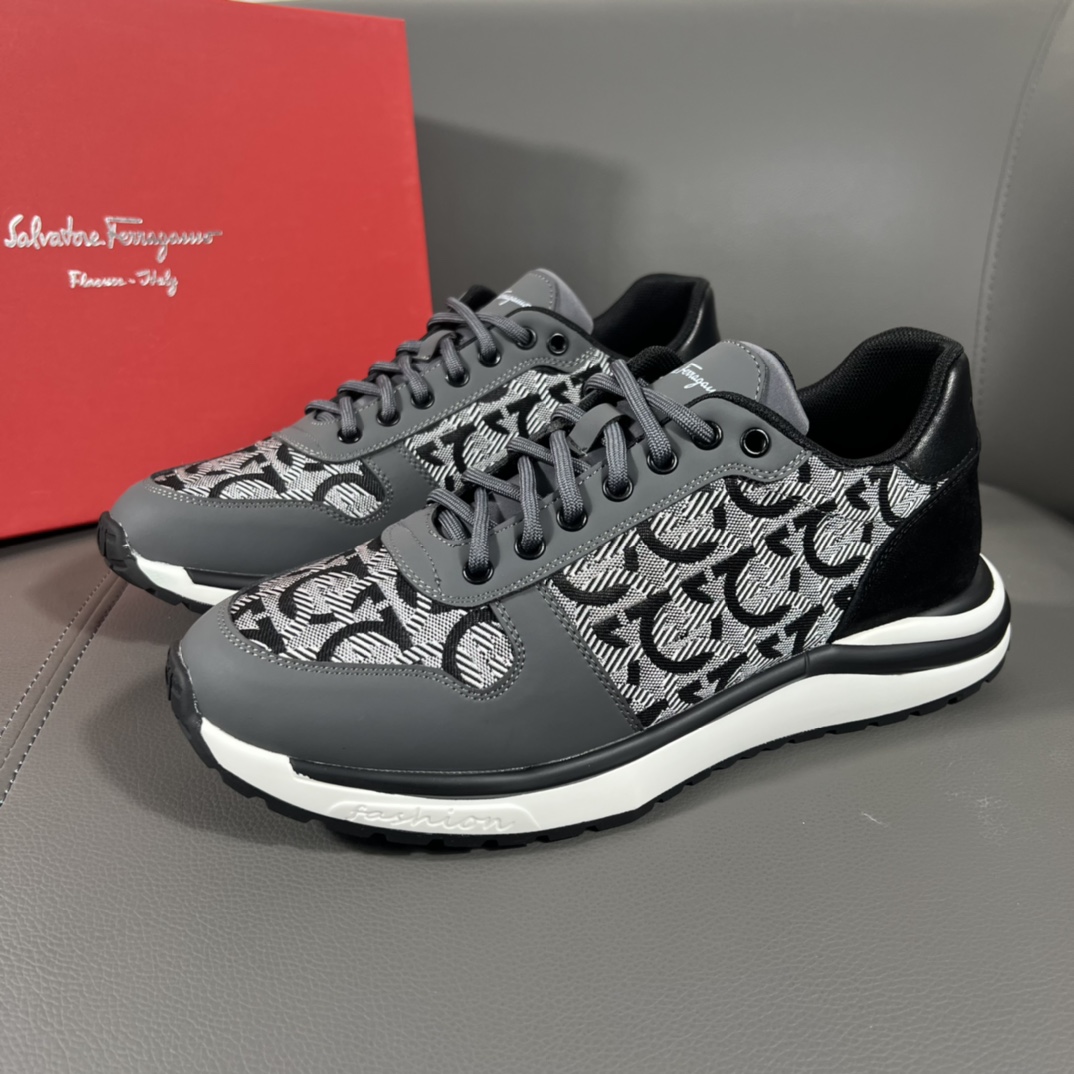 I5  菲拉格慕顶级代购🔍🔍男士2022HK专柜同步发售数!男码38-44意大利进口牛皮+原厂定制特殊印花材料，鞋底：原厂特供原版底，独家活动成型底超级舒适，原厂跟单货，🔍🔍高品质，💪细节决定品质、我们只为用心做好鞋，可随意进出专柜，欢迎对比🇮🇹