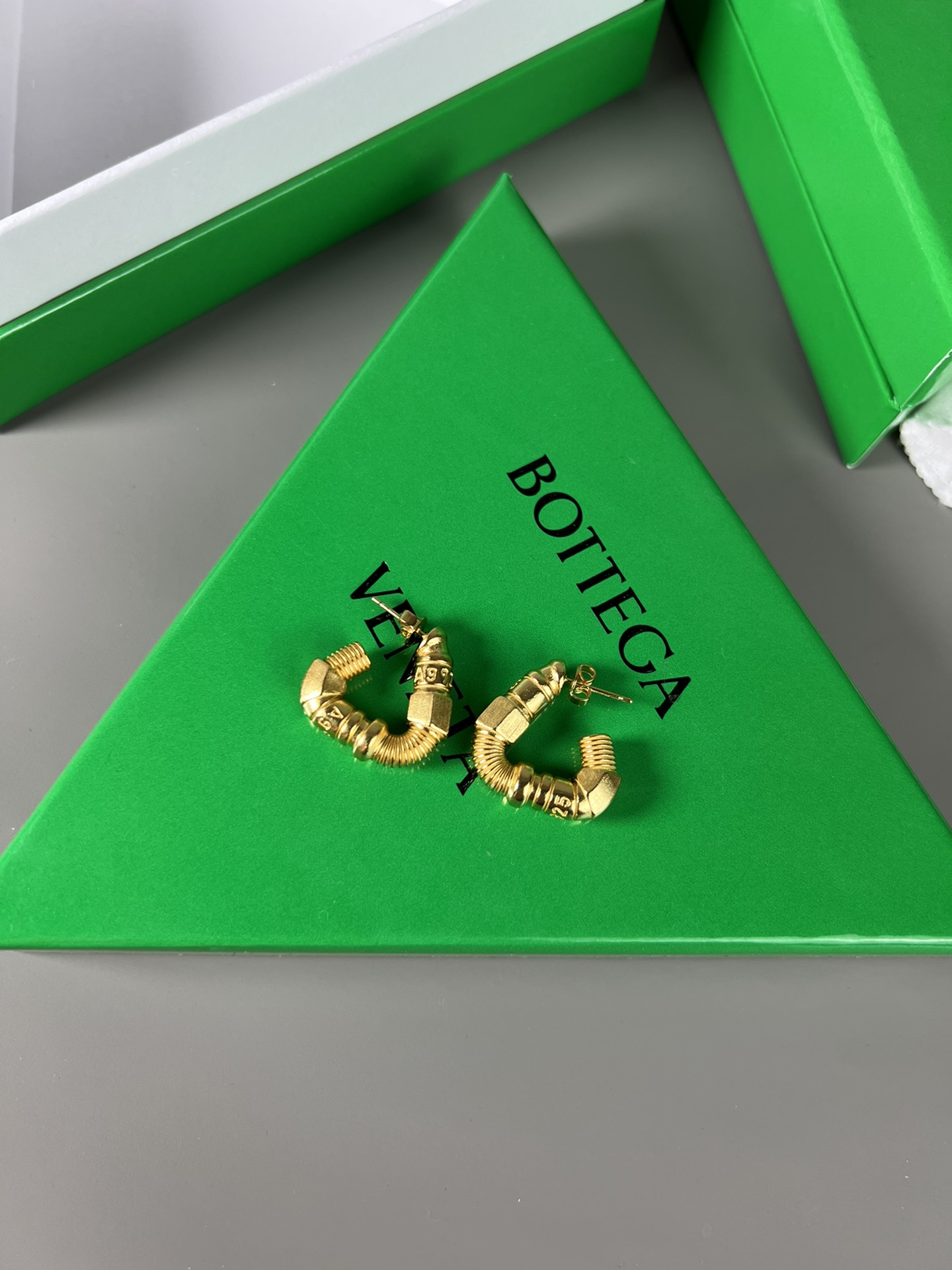  BV 磨砂三角形耳环，简约的几何形状搭配工业风，与众不同的设计，质料和质感的发挥，打造摩登高级感，酷感