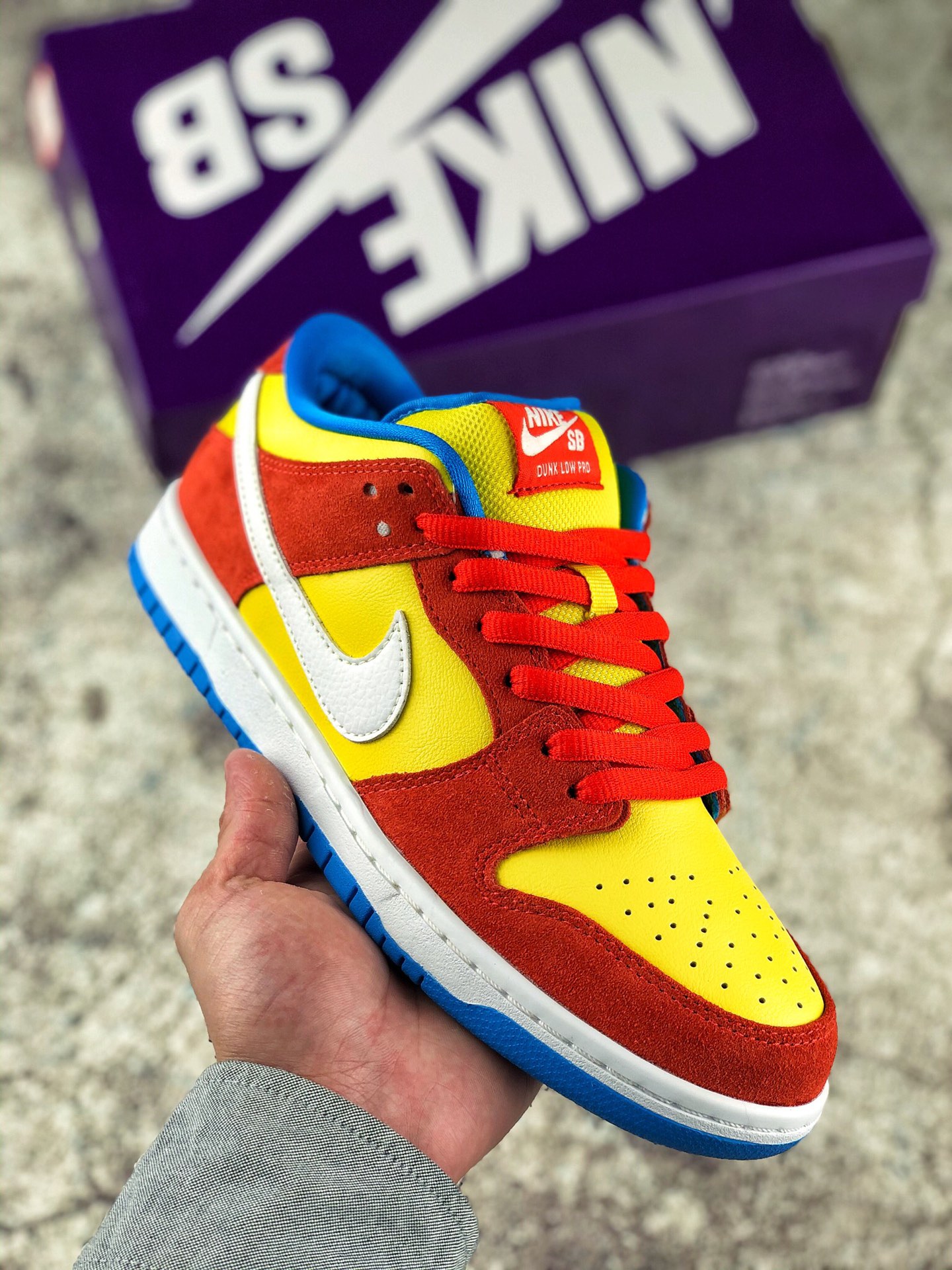 本地自取 终端放货
Nike SB Dunk Low Pro 复古低帮休闲运动滑板板鞋。采用脚感柔软舒适ZoomAir气垫，有效吸收滑板等极限运动在落地时带来的冲击力，为街头运动者们提供更好的保护。 货号：BQ6817-602              
尺码:36 36.5 37.5 38 38.5 39 40 40.5 41 42 42.5 43 44 45 46 47.5