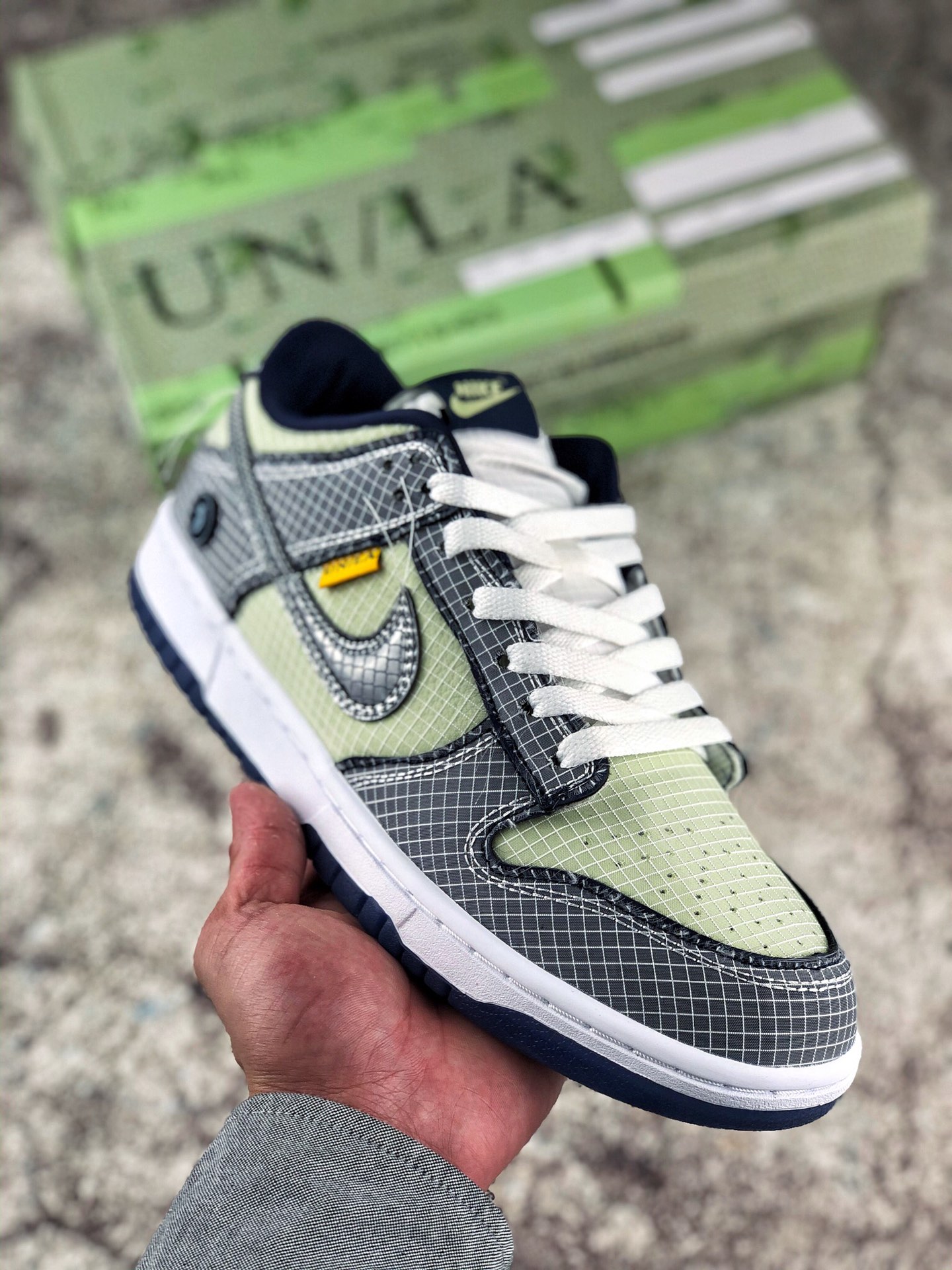 本地自取  核心放店
Union LA x Nike Dunk Low 灰绿色
此配色采取了淡紫色的基础与浅蓝色覆盖和暴露橙色缝线，在白色中底和半透明蓝色外底上构建的网格状、防撕裂纹理。前后两端多出的缝线设计故意做成半成品的感觉，黄色 UN/LA 联名标签、后跟外侧 Union Frontman 标志和蓝色水晶外底透出超大的 Frontman Logo，都彰显出专属联名身份。
货号: DJ9649-401
Size:36 36.5 37.5 38 38.5 39 40 40.5 41 42 42.5 43 44 44.5 45 46 47.5