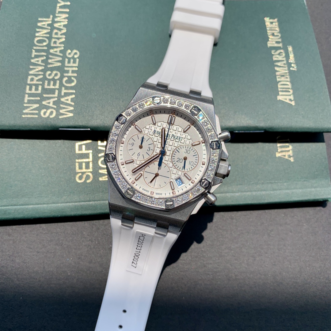 NO:157657,Comment: The latest Royal Oak Offshore Chronograph Quartz watch, one of the most popular Audemars Piguet women’s watches right now!  A.P - Audemars Piguet Royal Oak Offshore Series, the dial is decorated with Lady Tapisserie plaid decoration, presenting a stronger visual impact effect. The case 904 stainless steel diamonds are set in 32 2.0 bright VVS-level cut diamonds (about 1.02 carats) brings extraordinary touch and visual enjoyment. According to Audemars Piguet's counter sales, their diamonds are only inlaid with D color, showing a brilliant luster. This is the attitude that only jewelry watches have. The watch size is 37 mm, which caters to modern pursuit of women's watches for large watch diameters, creating a more heroic side for women, shining with a full texture. The strap is made of white liquid silicone certified by the EU and made of dirty. It can be rinsed clean with clean water or wiped with wet tissue. Six-pin chronograph imported quartz movement  Accurate and zero error when walking. Sapphire scratch-resistant glass is clearer and clearer when reading. The octagonal case design style shows its uniqueness and vitality!  The best classic among women!  ,,audemars19860909批: 最新皇家橡树离岸系列计时石英腕表,当下最热门的爱彼女式腕表之一！A.P-爱彼皇家橡树离岸型系列,表盘饰以Lady Tapisserie格纹装饰,呈现出更强的视觉冲击效果.表壳904精钢镶钻32颗2.0明亮式vvs级别切割美钻（约1.02克拉）带来非凡触感与视觉享受,据爱彼柜台sale介绍他们的钻石只用D色镶嵌,呈现璀璨光泽,这才是珠宝手表才有的态度 .腕表尺寸37毫米,迎合了现代对于大表径女表潮流的追求,打造出女性更为英气的一面,熠熠生辉 质感十足,表带采用白色液态硅胶经欧盟认证环保材质制成脏了可用清水冲洗干净或湿纸巾擦净即可.六针计时进口石英机芯 走时精准零误差.蓝宝石防刮玻璃读时更加清晰明了,八角形表壳设计风格彰显独特,活力十足！女款中的最佳经典！,,audemars,Watch