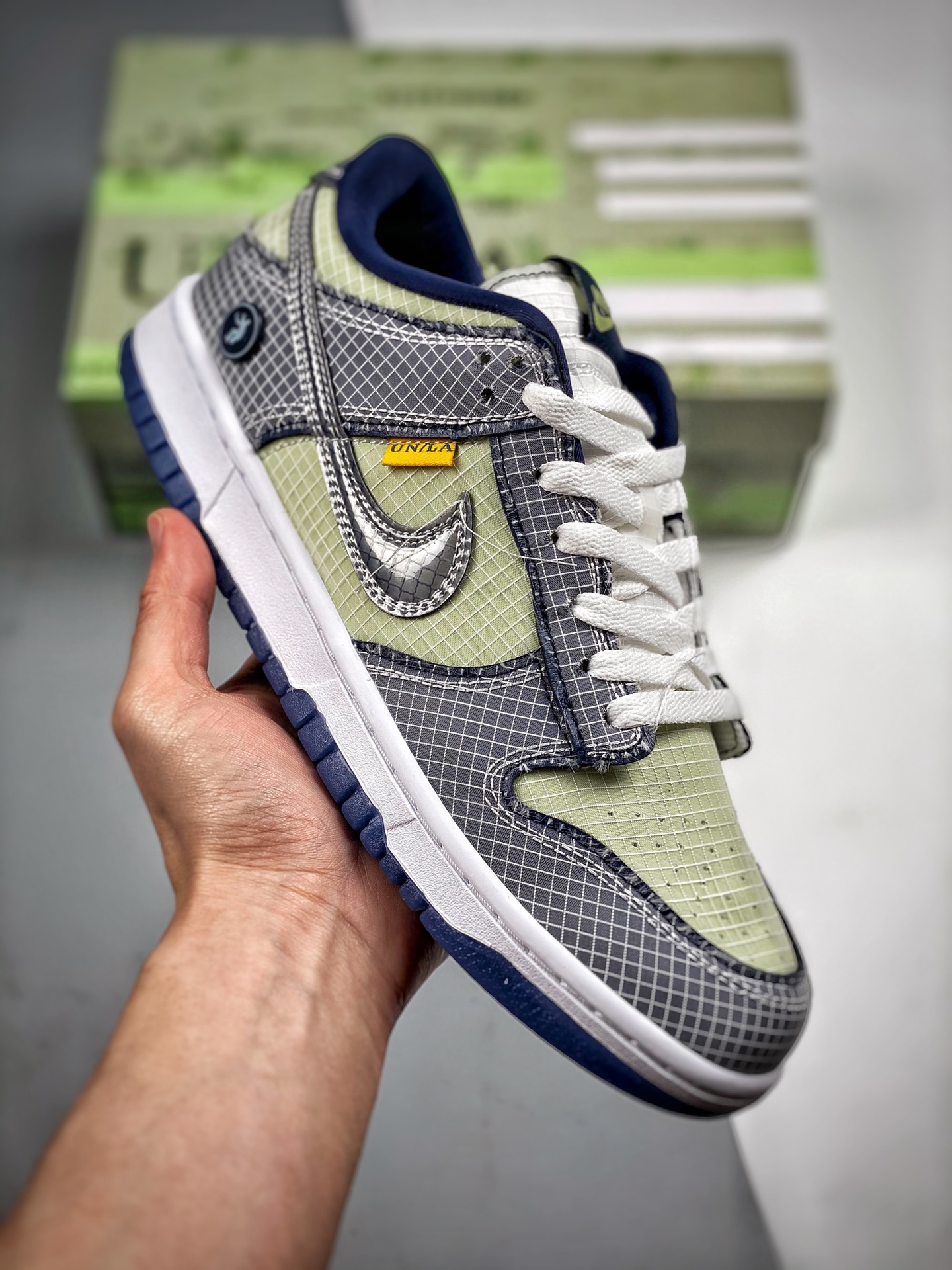 -5 Union LA x Nike Dunk Low gris verdoso. Esta combinación de colores adopta una base púrpura claro con superposiciones…