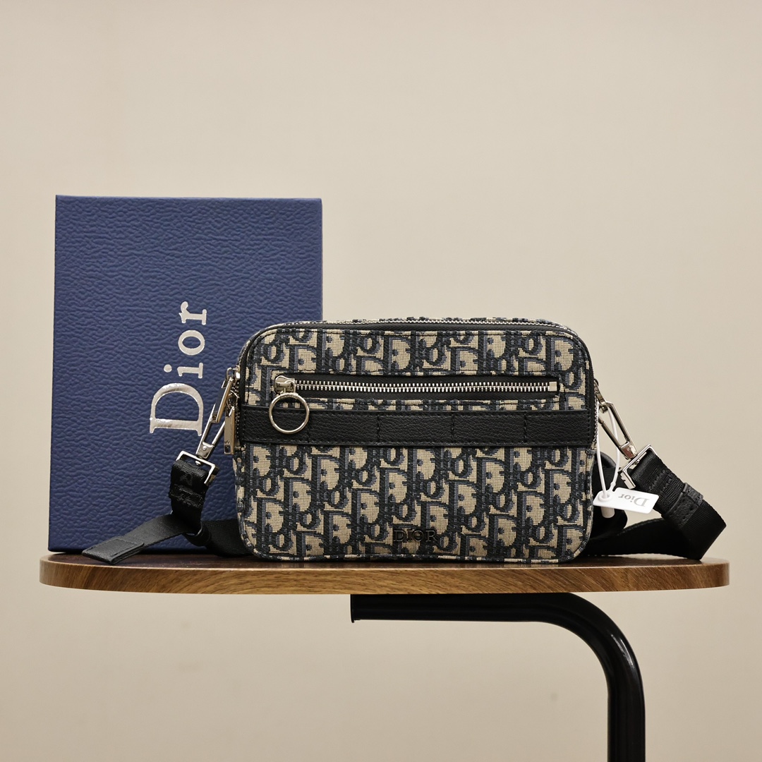 Dior迪奥相机包💰220
杏布提花.外部胶面“Dior”标志.内部热印“Dior”标志.1个外部拉链口袋.Christian Dior黑色粒面触感牛皮革提花.可调节可拆卸肩背带.
规格:22*15*5cm(情侣款)