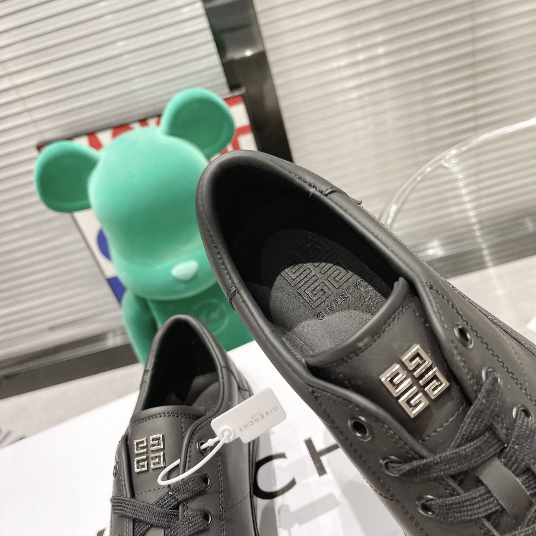 💰男款300。原版开发长期出货。GIVENCHY纪梵希2022明星同款小白鞋。太古汇原版4980买入1:1复刻。
GIVENCHYxCHITO聯名系列IGivenchyxChito聯名塗鴉系列
人手一雙的小白鞋好穿又好搭配也超級適合拿來當情侶鞋Givenchy联名款涂鸦图案
而且也是情侣款~小白鞋不用说很好穿好搭配高邦满鞋图案也是年轻时尚款突然个性                                  面料：丝绸牛皮                                 内里：牛皮里/牛皮垫脚垫                  大底：采用原版tpu                              码数：男款39-44。45定做
