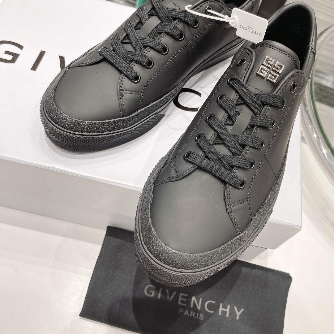 💰男款300。原版开发长期出货。GIVENCHY纪梵希2022明星同款小白鞋。太古汇原版4980买入1:1复刻。
GIVENCHYxCHITO聯名系列IGivenchyxChito聯名塗鴉系列
人手一雙的小白鞋好穿又好搭配也超級適合拿來當情侶鞋Givenchy联名款涂鸦图案
而且也是情侣款~小白鞋不用说很好穿好搭配高邦满鞋图案也是年轻时尚款突然个性                                  面料：丝绸牛皮                                 内里：牛皮里/牛皮垫脚垫                  大底：采用原版tpu                              码数：男款39-44。45定做