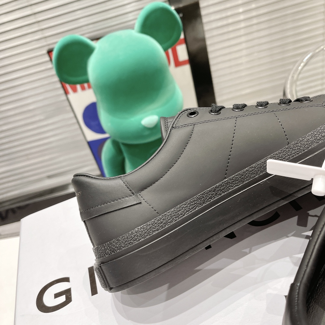 💰男款300。原版开发长期出货。GIVENCHY纪梵希2022明星同款小白鞋。太古汇原版4980买入1:1复刻。
GIVENCHYxCHITO聯名系列IGivenchyxChito聯名塗鴉系列
人手一雙的小白鞋好穿又好搭配也超級適合拿來當情侶鞋Givenchy联名款涂鸦图案
而且也是情侣款~小白鞋不用说很好穿好搭配高邦满鞋图案也是年轻时尚款突然个性                                  面料：丝绸牛皮                                 内里：牛皮里/牛皮垫脚垫                  大底：采用原版tpu                              码数：男款39-44。45定做