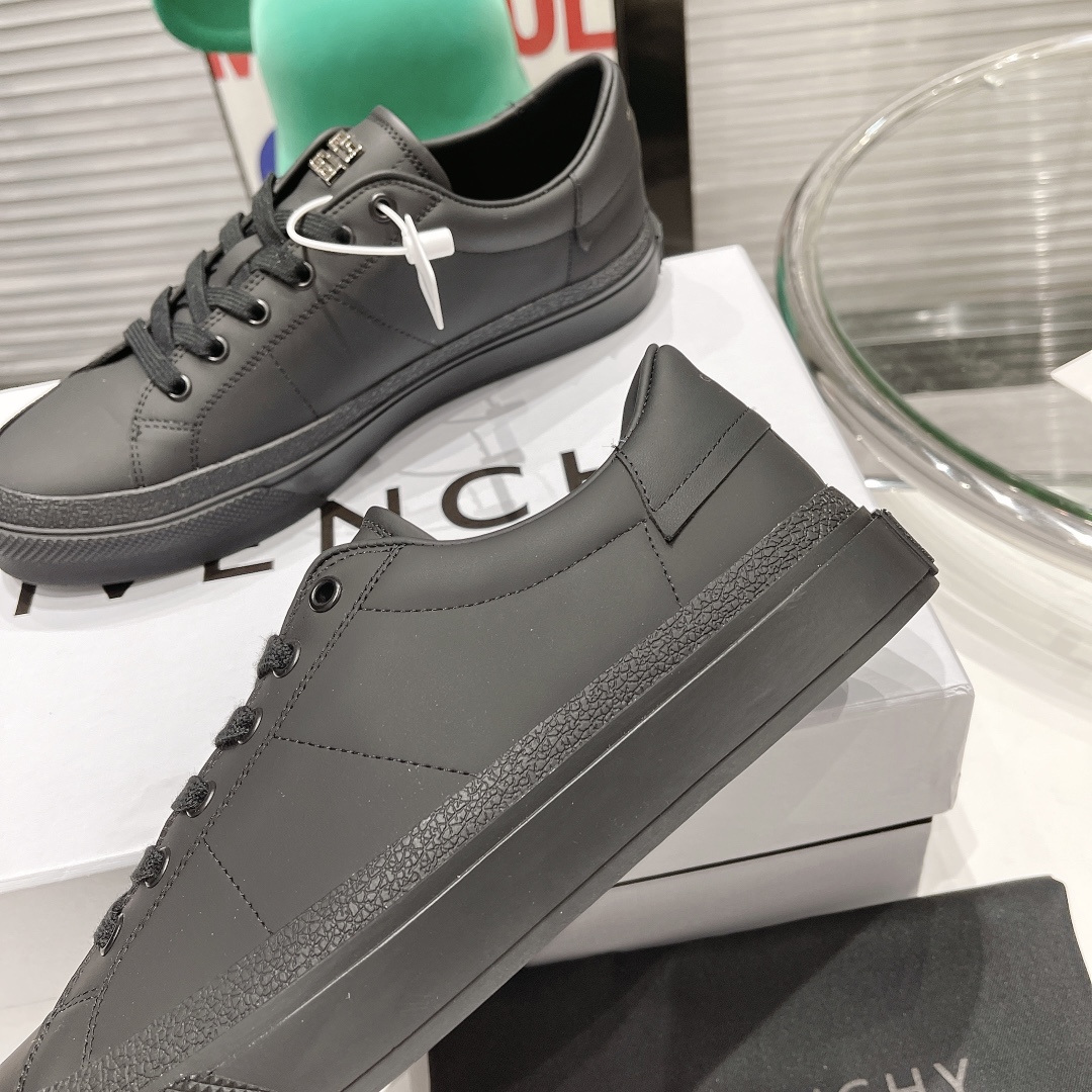 💰男款300。原版开发长期出货。GIVENCHY纪梵希2022明星同款小白鞋。太古汇原版4980买入1:1复刻。
GIVENCHYxCHITO聯名系列IGivenchyxChito聯名塗鴉系列
人手一雙的小白鞋好穿又好搭配也超級適合拿來當情侶鞋Givenchy联名款涂鸦图案
而且也是情侣款~小白鞋不用说很好穿好搭配高邦满鞋图案也是年轻时尚款突然个性                                  面料：丝绸牛皮                                 内里：牛皮里/牛皮垫脚垫                  大底：采用原版tpu                              码数：男款39-44。45定做