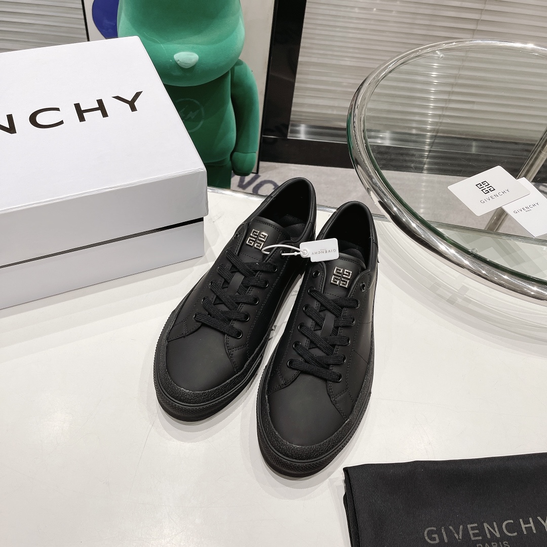 💰男款300。原版开发长期出货。GIVENCHY纪梵希2022明星同款小白鞋。太古汇原版4980买入1:1复刻。
GIVENCHYxCHITO聯名系列IGivenchyxChito聯名塗鴉系列
人手一雙的小白鞋好穿又好搭配也超級適合拿來當情侶鞋Givenchy联名款涂鸦图案
而且也是情侣款~小白鞋不用说很好穿好搭配高邦满鞋图案也是年轻时尚款突然个性                                  面料：丝绸牛皮                                 内里：牛皮里/牛皮垫脚垫                  大底：采用原版tpu                              码数：男款39-44。45定做