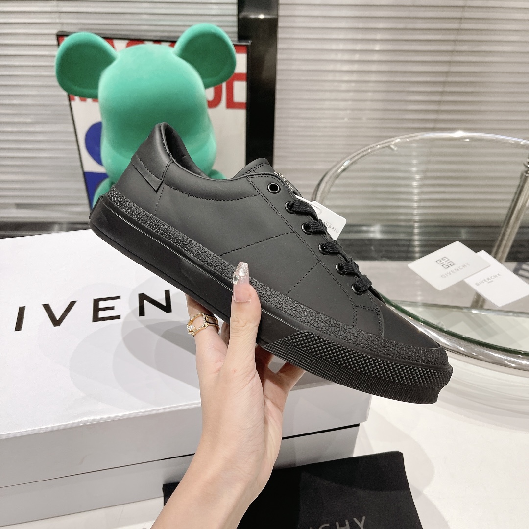 💰男款300。原版开发长期出货。GIVENCHY纪梵希2022明星同款小白鞋。太古汇原版4980买入1:1复刻。
GIVENCHYxCHITO聯名系列IGivenchyxChito聯名塗鴉系列
人手一雙的小白鞋好穿又好搭配也超級適合拿來當情侶鞋Givenchy联名款涂鸦图案
而且也是情侣款~小白鞋不用说很好穿好搭配高邦满鞋图案也是年轻时尚款突然个性                                  面料：丝绸牛皮                                 内里：牛皮里/牛皮垫脚垫                  大底：采用原版tpu                              码数：男款39-44。45定做