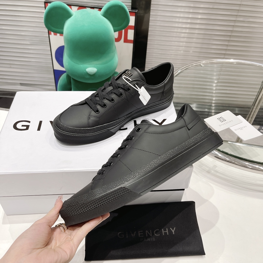 💰男款300。原版开发长期出货。GIVENCHY纪梵希2022明星同款小白鞋。太古汇原版4980买入1:1复刻。
GIVENCHYxCHITO聯名系列IGivenchyxChito聯名塗鴉系列
人手一雙的小白鞋好穿又好搭配也超級適合拿來當情侶鞋Givenchy联名款涂鸦图案
而且也是情侣款~小白鞋不用说很好穿好搭配高邦满鞋图案也是年轻时尚款突然个性                                  面料：丝绸牛皮                                 内里：牛皮里/牛皮垫脚垫                  大底：采用原版tpu                              码数：男款39-44。45定做