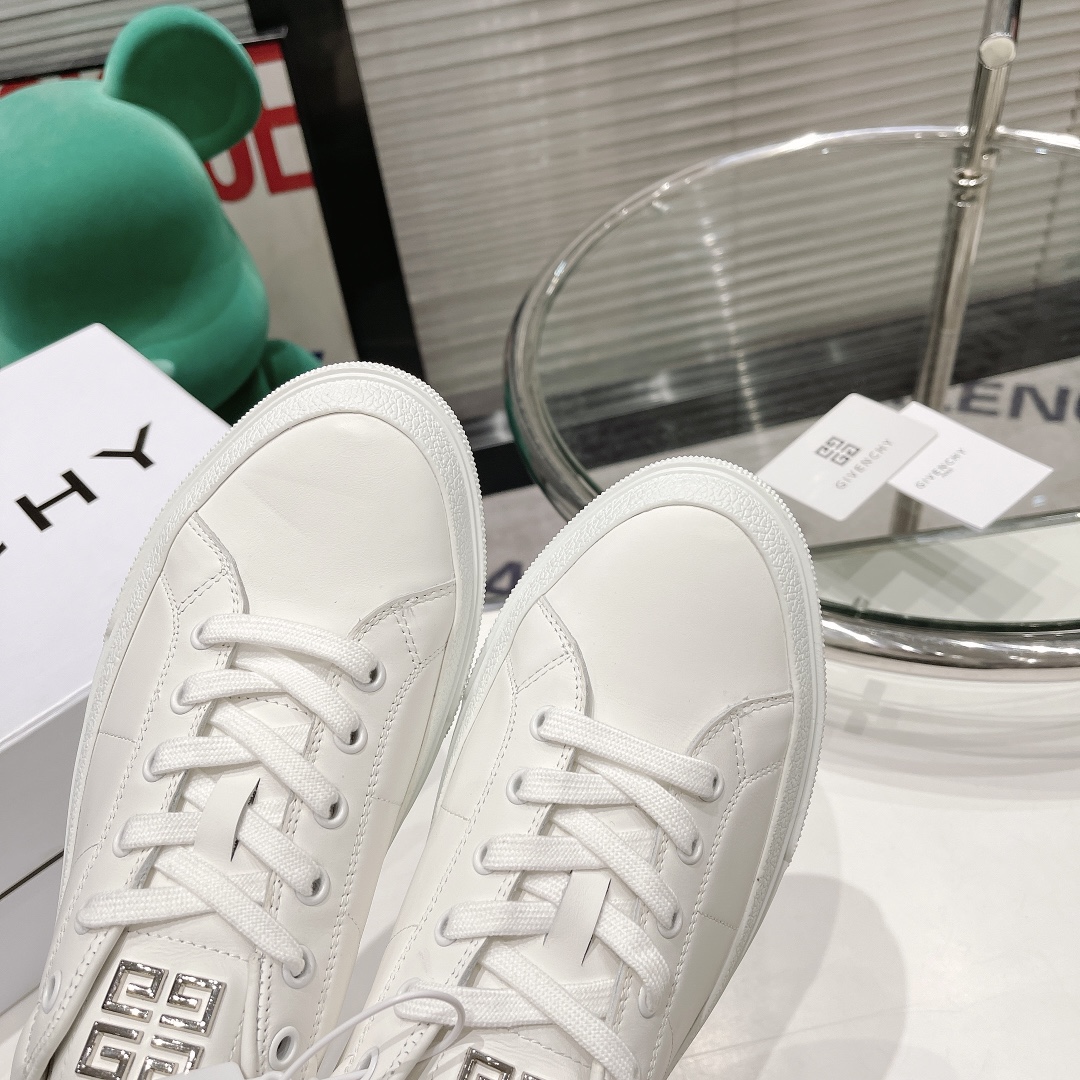 💰女款320。男款320。原版开发长期出货。GIVENCHY纪梵希2022明星同款小白鞋。太古汇原版4980买入1:1复刻。
GIVENCHYxCHITO聯名系列IGivenchyxChito聯名塗鴉系列
人手一雙的小白鞋好穿又好搭配也超級適合拿來當情侶鞋Givenchy联名款涂鸦图案
而且也是情侣款~小白鞋不用说很好穿好搭配高邦满鞋图案也是年轻时尚款突然个性                                  面料：丝绸牛皮                                 内里：牛皮里/牛皮垫脚垫                  大底：采用原版tpu                              码数：女款35-40。男款39-44。45定做