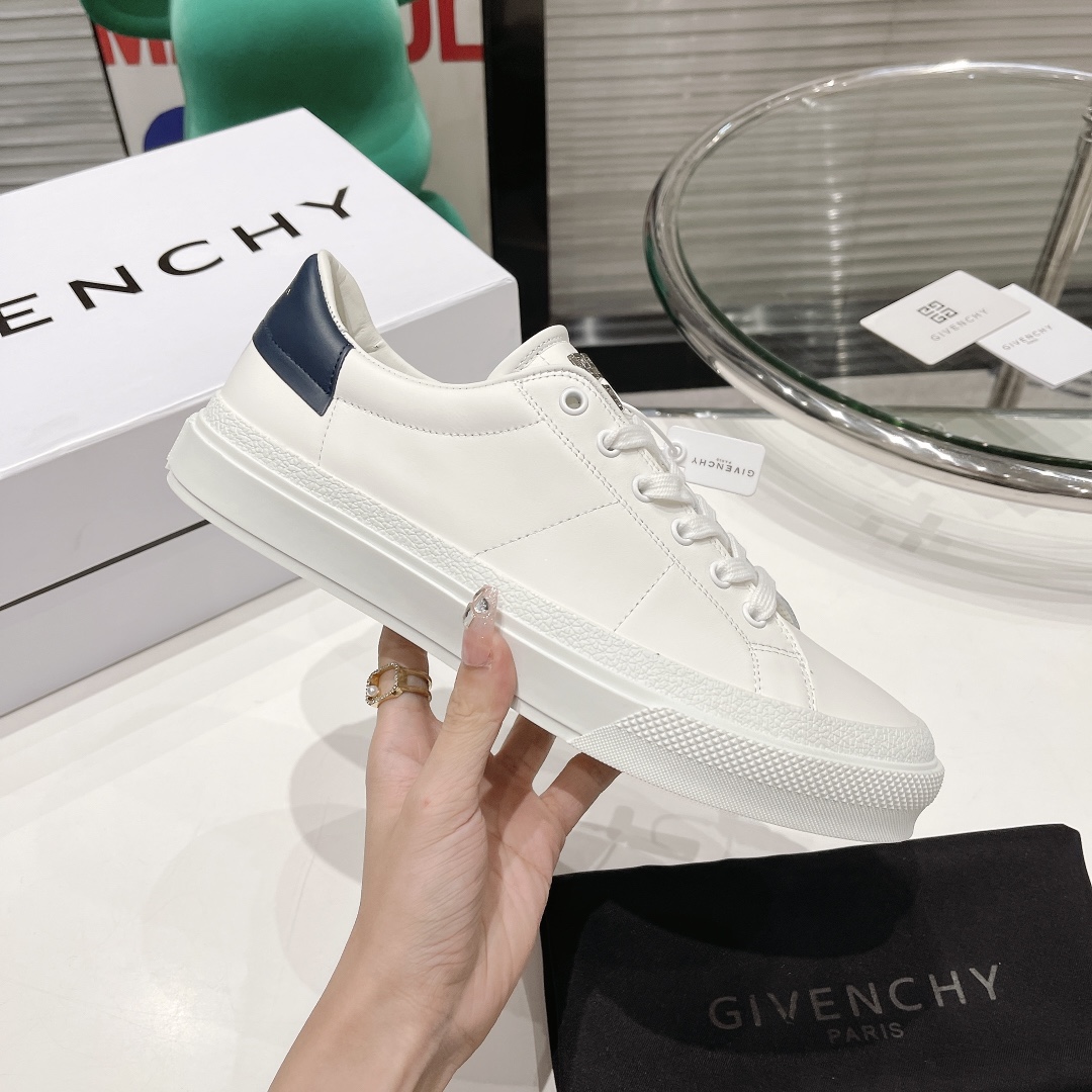 💰女款320。男款320。原版开发长期出货。GIVENCHY纪梵希2022明星同款小白鞋。太古汇原版4980买入1:1复刻。
GIVENCHYxCHITO聯名系列IGivenchyxChito聯名塗鴉系列
人手一雙的小白鞋好穿又好搭配也超級適合拿來當情侶鞋Givenchy联名款涂鸦图案
而且也是情侣款~小白鞋不用说很好穿好搭配高邦满鞋图案也是年轻时尚款突然个性                                  面料：丝绸牛皮                                 内里：牛皮里/牛皮垫脚垫                  大底：采用原版tpu                              码数：女款35-40。男款39-44。45定做