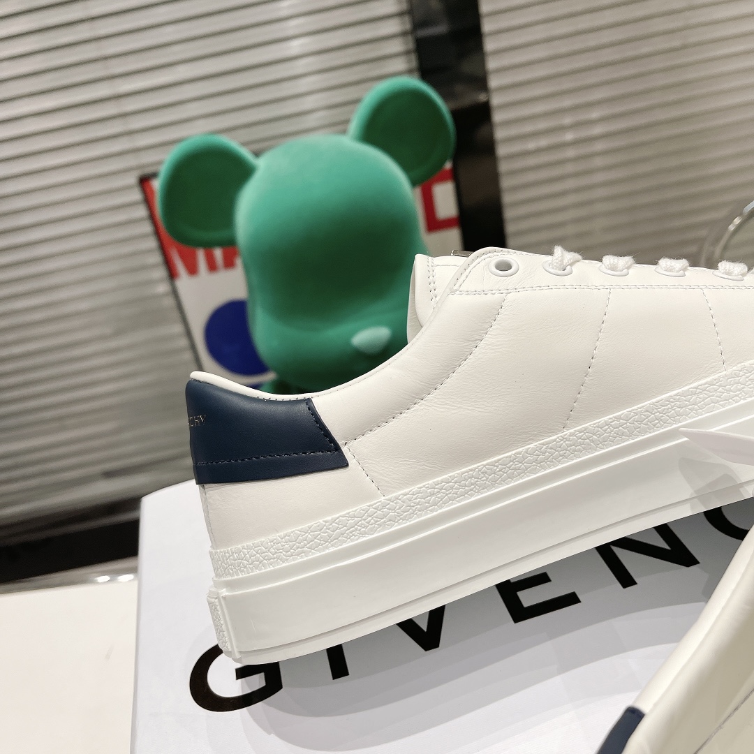 💰女款320。男款320。原版开发长期出货。GIVENCHY纪梵希2022明星同款小白鞋。太古汇原版4980买入1:1复刻。
GIVENCHYxCHITO聯名系列IGivenchyxChito聯名塗鴉系列
人手一雙的小白鞋好穿又好搭配也超級適合拿來當情侶鞋Givenchy联名款涂鸦图案
而且也是情侣款~小白鞋不用说很好穿好搭配高邦满鞋图案也是年轻时尚款突然个性                                  面料：丝绸牛皮                                 内里：牛皮里/牛皮垫脚垫                  大底：采用原版tpu                              码数：女款35-40。男款39-44。45定做