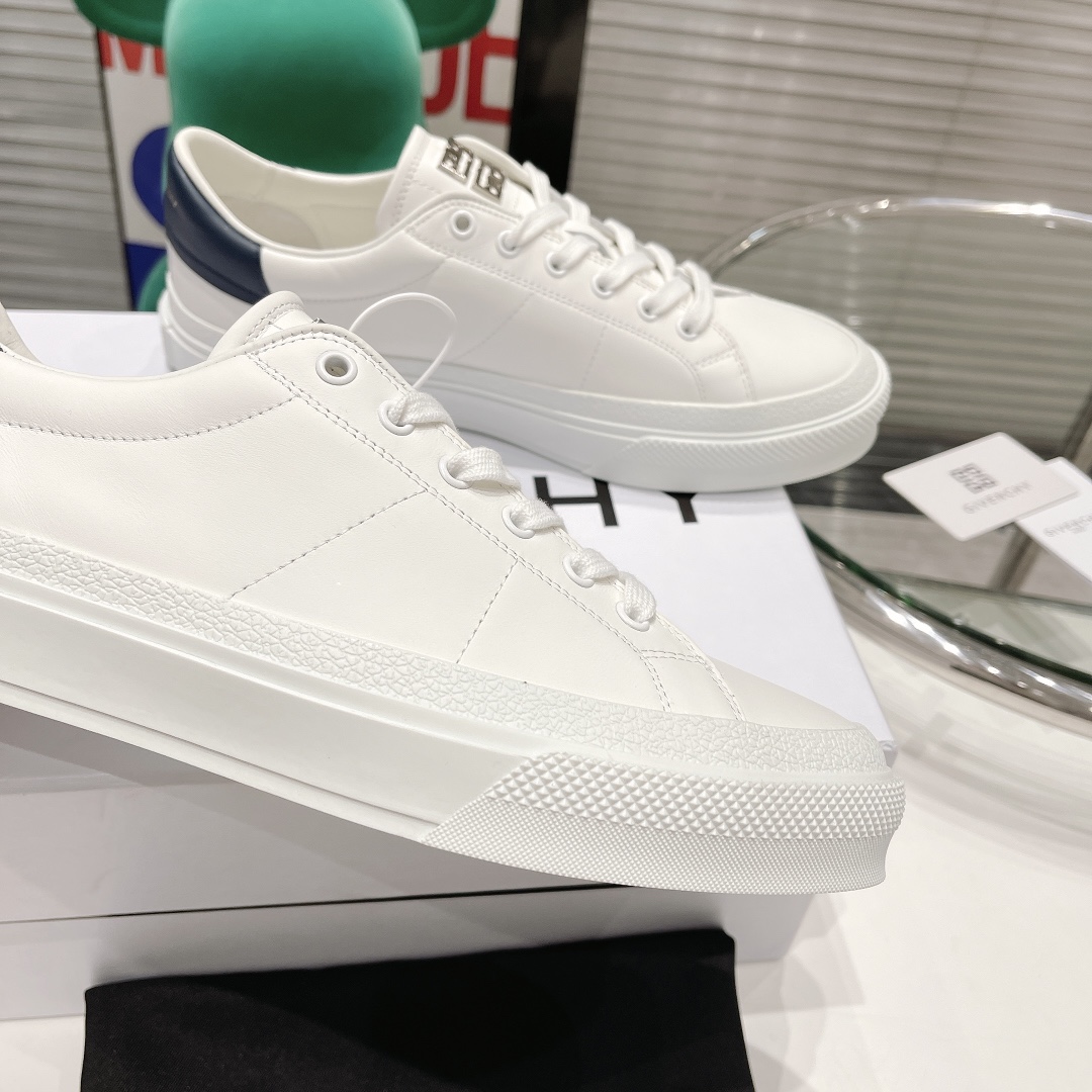 💰女款320。男款320。原版开发长期出货。GIVENCHY纪梵希2022明星同款小白鞋。太古汇原版4980买入1:1复刻。
GIVENCHYxCHITO聯名系列IGivenchyxChito聯名塗鴉系列
人手一雙的小白鞋好穿又好搭配也超級適合拿來當情侶鞋Givenchy联名款涂鸦图案
而且也是情侣款~小白鞋不用说很好穿好搭配高邦满鞋图案也是年轻时尚款突然个性                                  面料：丝绸牛皮                                 内里：牛皮里/牛皮垫脚垫                  大底：采用原版tpu                              码数：女款35-40。男款39-44。45定做