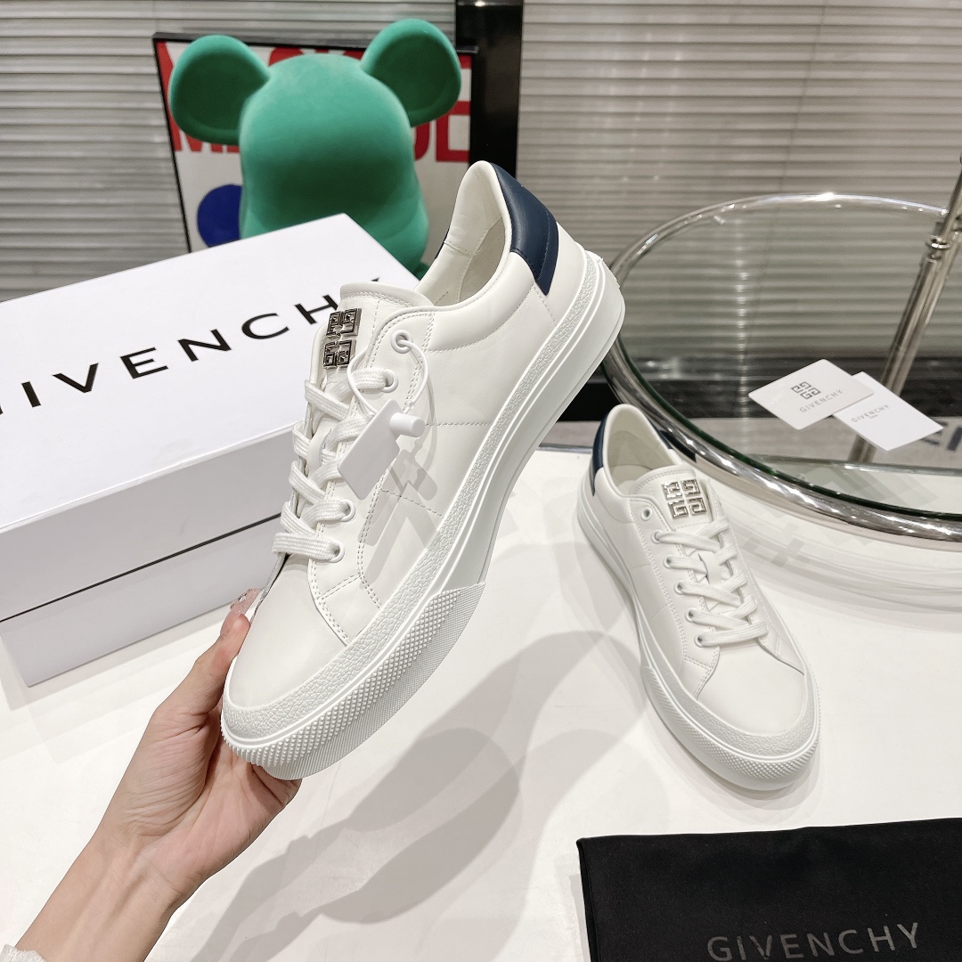💰女款320。男款320。原版开发长期出货。GIVENCHY纪梵希2022明星同款小白鞋。太古汇原版4980买入1:1复刻。
GIVENCHYxCHITO聯名系列IGivenchyxChito聯名塗鴉系列
人手一雙的小白鞋好穿又好搭配也超級適合拿來當情侶鞋Givenchy联名款涂鸦图案
而且也是情侣款~小白鞋不用说很好穿好搭配高邦满鞋图案也是年轻时尚款突然个性                                  面料：丝绸牛皮                                 内里：牛皮里/牛皮垫脚垫                  大底：采用原版tpu                              码数：女款35-40。男款39-44。45定做