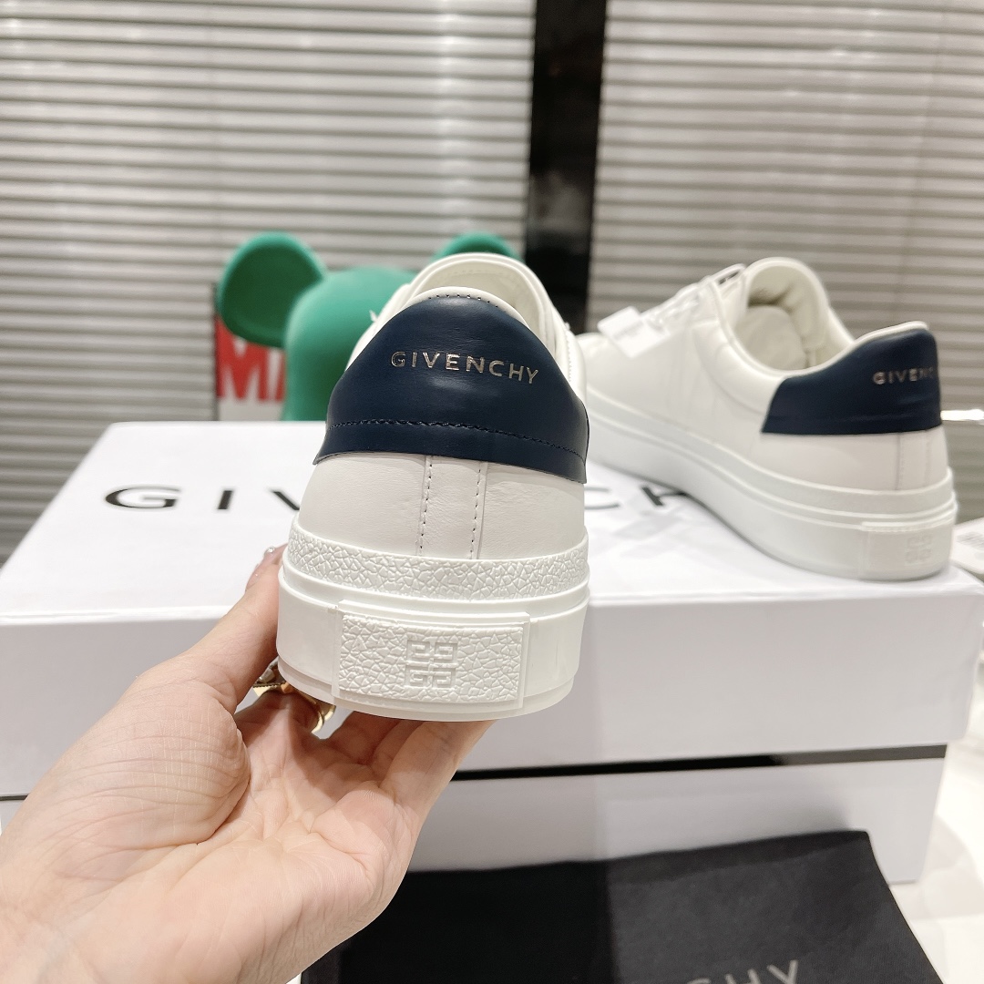 💰女款320。男款320。原版开发长期出货。GIVENCHY纪梵希2022明星同款小白鞋。太古汇原版4980买入1:1复刻。
GIVENCHYxCHITO聯名系列IGivenchyxChito聯名塗鴉系列
人手一雙的小白鞋好穿又好搭配也超級適合拿來當情侶鞋Givenchy联名款涂鸦图案
而且也是情侣款~小白鞋不用说很好穿好搭配高邦满鞋图案也是年轻时尚款突然个性                                  面料：丝绸牛皮                                 内里：牛皮里/牛皮垫脚垫                  大底：采用原版tpu                              码数：女款35-40。男款39-44。45定做