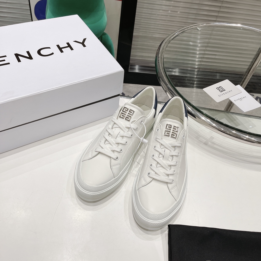 💰女款320。男款320。原版开发长期出货。GIVENCHY纪梵希2022明星同款小白鞋。太古汇原版4980买入1:1复刻。
GIVENCHYxCHITO聯名系列IGivenchyxChito聯名塗鴉系列
人手一雙的小白鞋好穿又好搭配也超級適合拿來當情侶鞋Givenchy联名款涂鸦图案
而且也是情侣款~小白鞋不用说很好穿好搭配高邦满鞋图案也是年轻时尚款突然个性                                  面料：丝绸牛皮                                 内里：牛皮里/牛皮垫脚垫                  大底：采用原版tpu                              码数：女款35-40。男款39-44。45定做