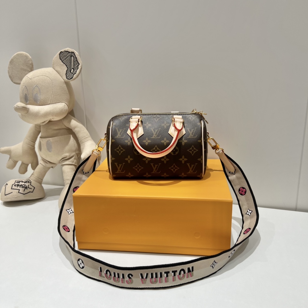 NO:178331,This Seedy Bandoulière 20 handbag is made of Monogram canvas, cowhide trim and fabric lining, which continues the classic design of the Louis Vuitton Seedy travel bag in a delicate size, with rolled leather handles and removable fabric shoulder straps embellished with brand-name fabric weaving. Detailed features 20 x 13 x 12 cm (length x height x width) Monogram coated canvas Fabric lining Cowhide trim Metal parts Padlock Inner patch pocket Strap is removable and non-adjustable strap half length 50.0 cm Handle double handles,,louis vuitton,cowhide19860909本款 Seedy Bandoulière 20 手袋采选 Monogram 帆布、牛皮革革饰边和织物内衬,以玲珑尺寸延续路易威登 Seedy 旅行袋的经典设计,搭配轧制皮革手柄和点缀品牌标识织纹的可拆卸织物肩带. 详细特征 20 x 13 x 12 厘米 (长度 x 高 x 宽) Monogram 涂层帆布 织物内衬 牛皮革革饰边 金属件 挂锁 内贴袋 肩带可拆卸,不可调节 包带半长50.0 厘米 手柄双手柄,,louis vuitton,cowhide,Bag