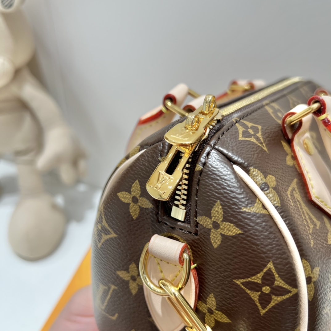 NO:178336,Pure steel hardware is not comparable to alloy or semi-steel hardware on the market. It has a lot of texture and perfect comparison with authentic products.19860909纯钢五金,可不是市场上合金或半钢五金可以比的.质感满满,完美对比正品,,Bag